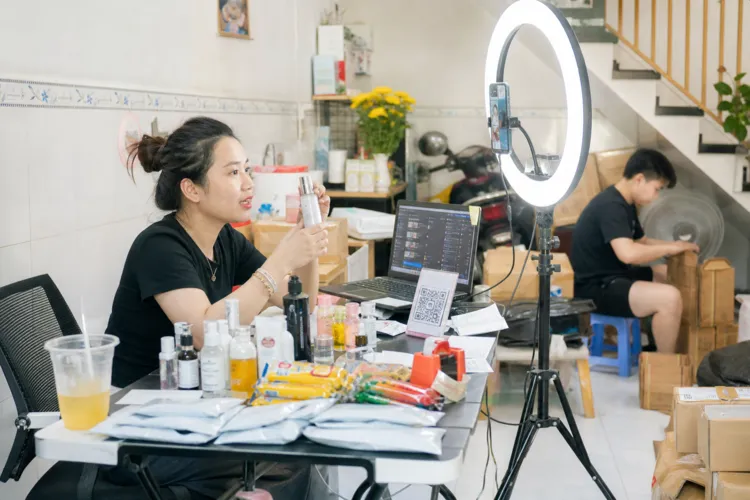 Shoppertainment Nation: Inside Vietnam’s Livestream Commerce Rush and the Vietnam Livestream E-commerce Boom